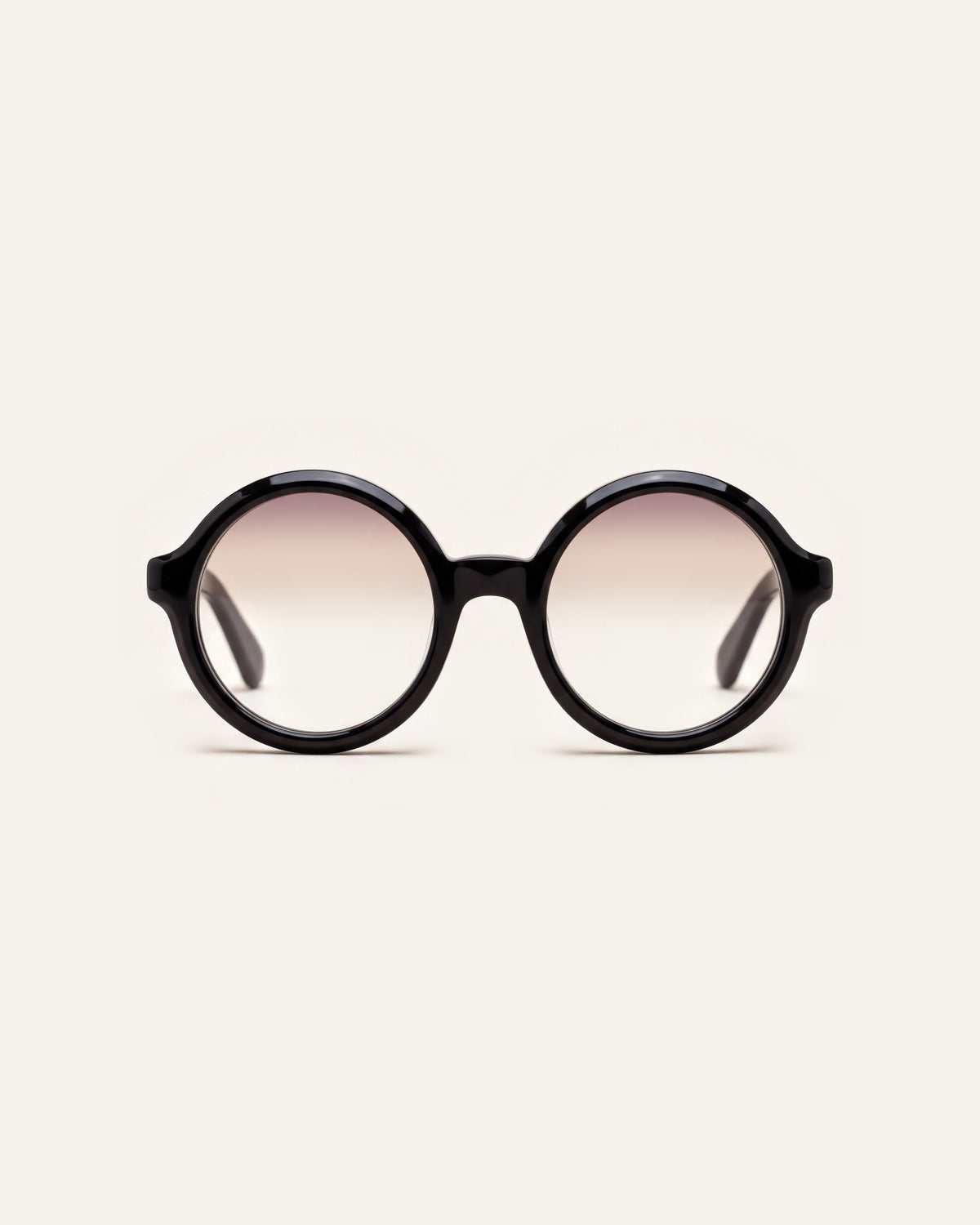 Rakel in black, front, Heather lenses