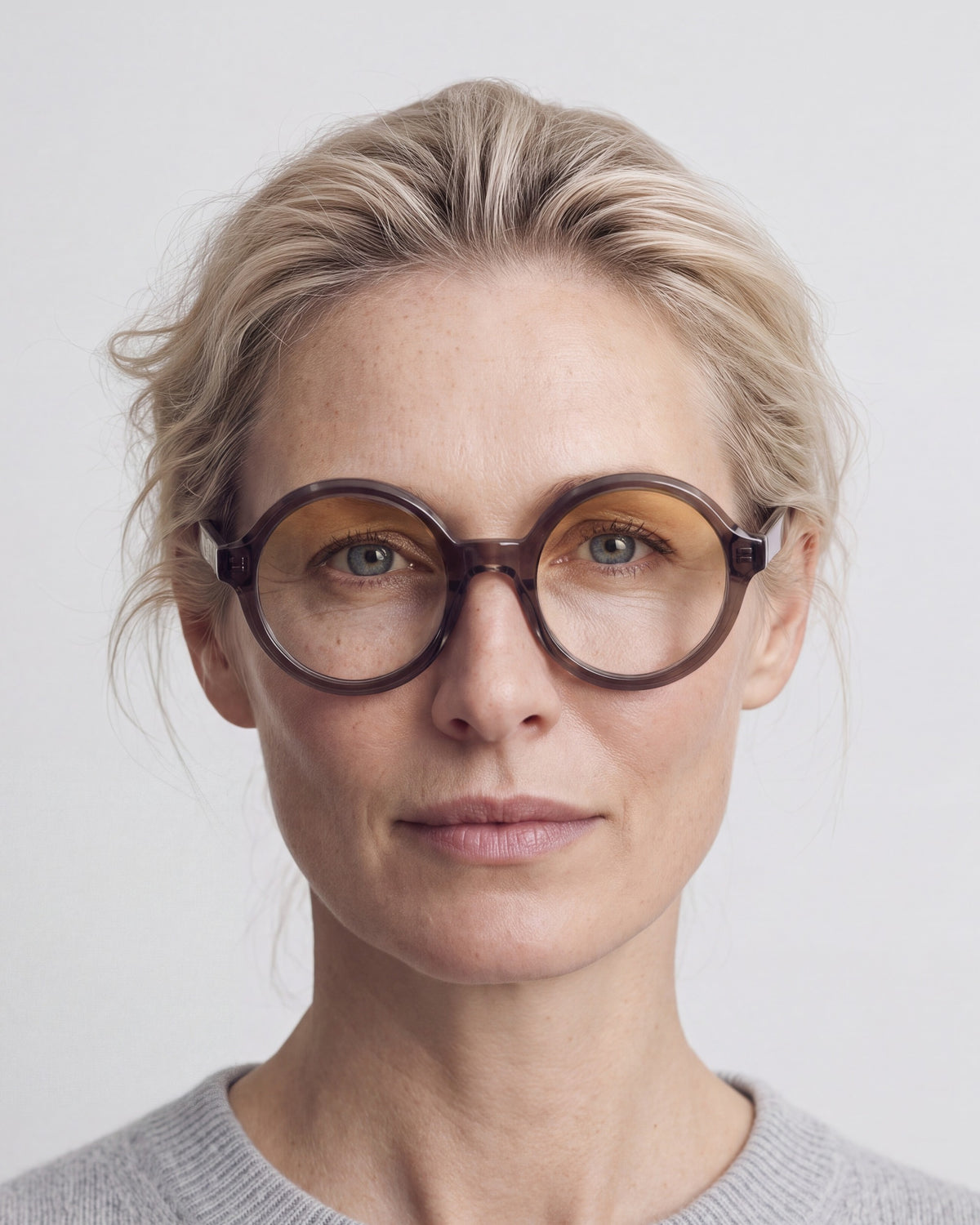 Rakel in dark brown, worn, Dawn lenses