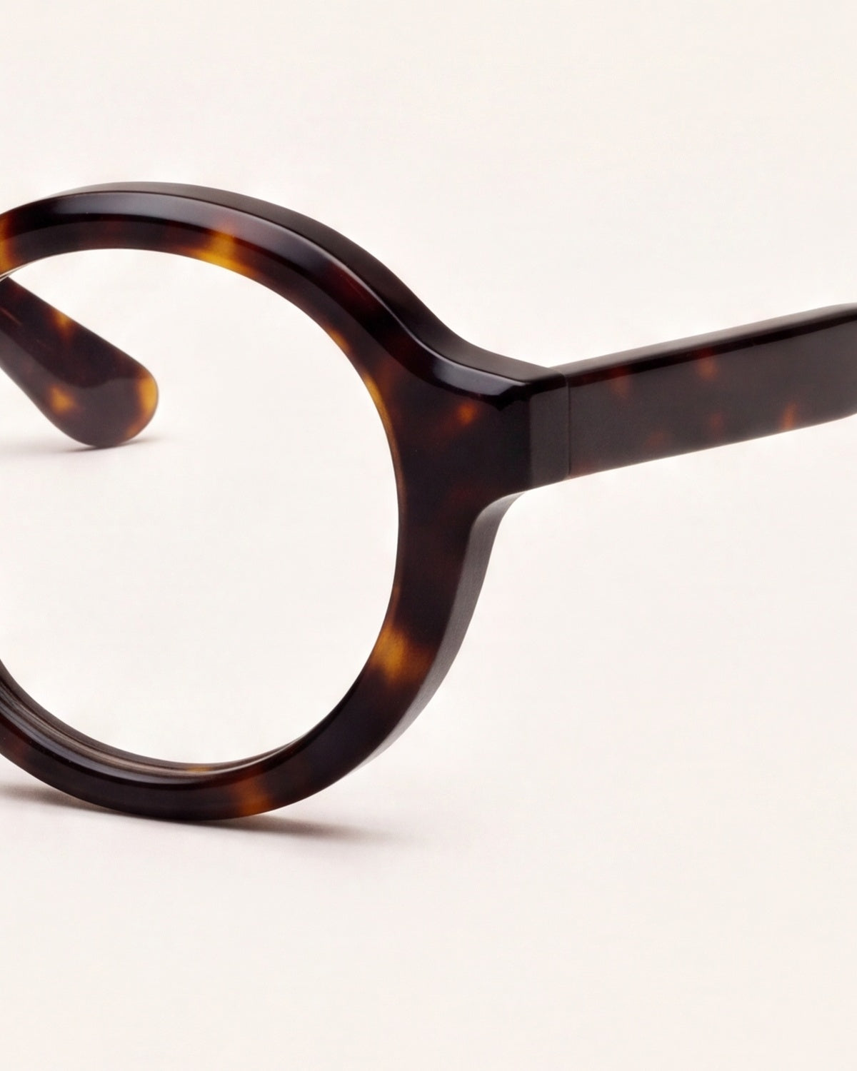 Rakel in tortoiseshell, detail