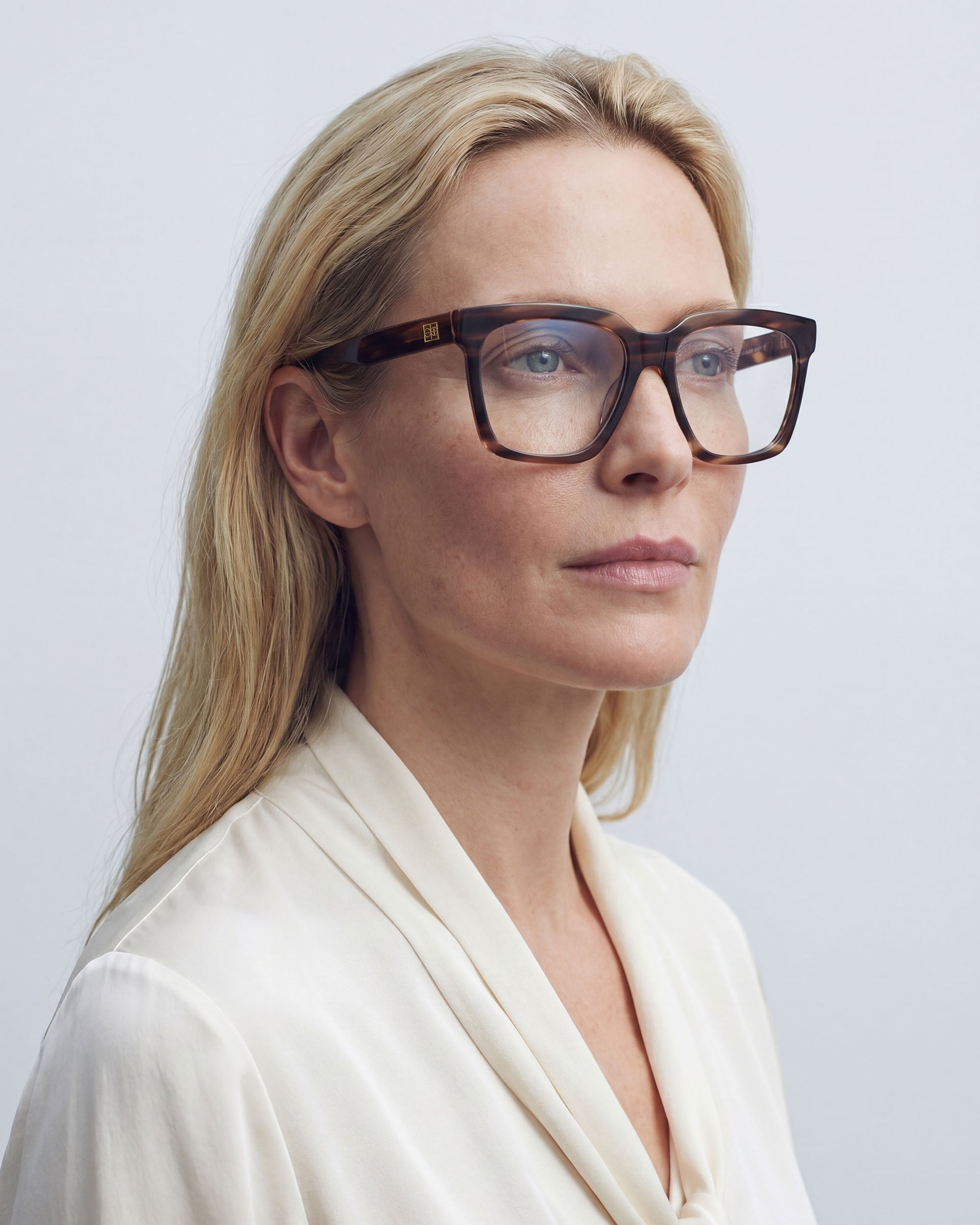 Therese Dark Brown Blue Light